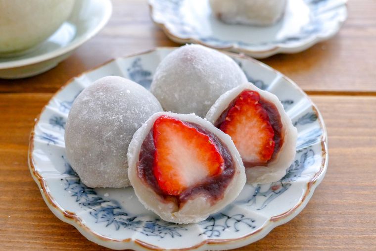 いちご大福を半分に切って盛り付けた小皿