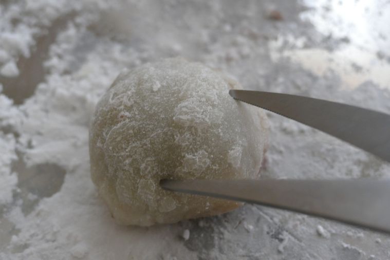 大福の上部にはさみを入れる様子