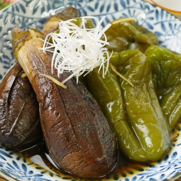 青い柄の器に盛ったなすとピーマンの丸ごと煮物