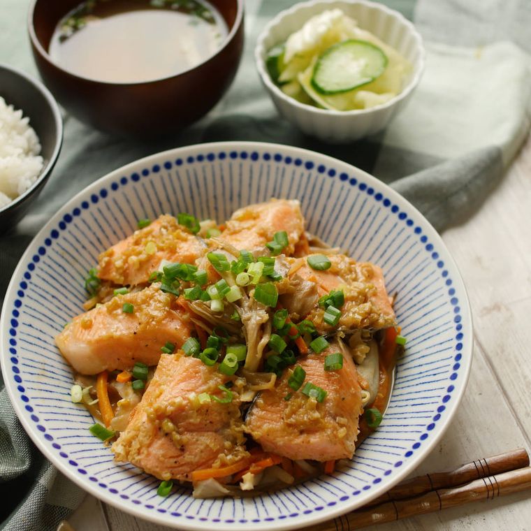 青い模様の器に盛った鮭ともやしのごまだれ蒸し