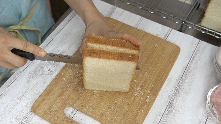 食パンを包丁でカットしている様子