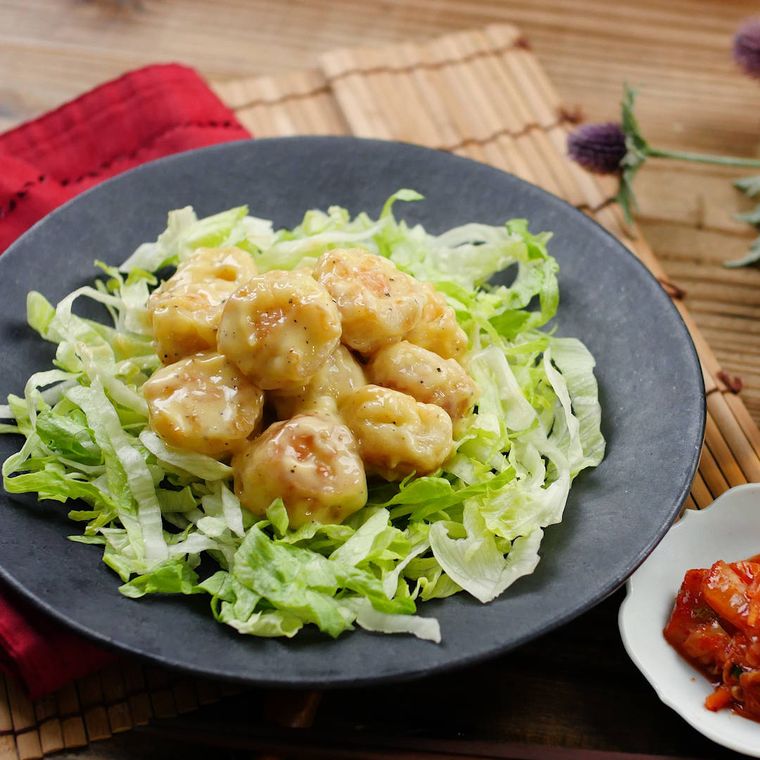 エビシュウマイのエビマヨ風、レタスが盛られた丸皿