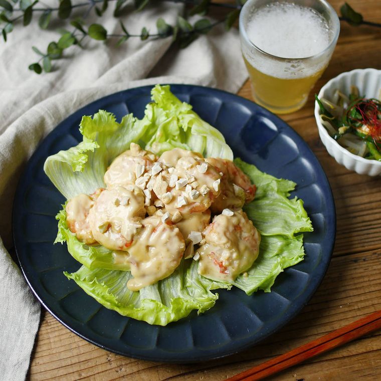 わさびエビマヨとレタスが盛られた紺色の丸皿