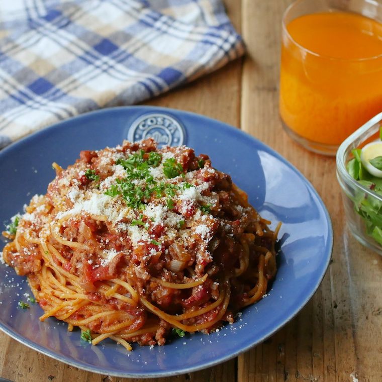 紺色の丸皿に盛り付けた、トマト缶のミートソースパスタ