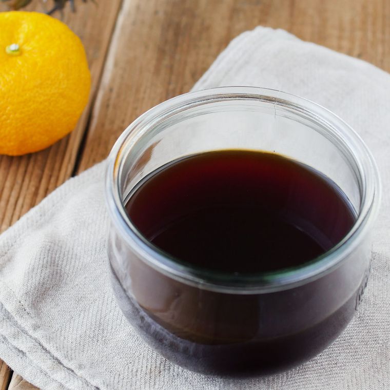 透明で丸い器に入ったポン酢と傍らに黄色いゆず