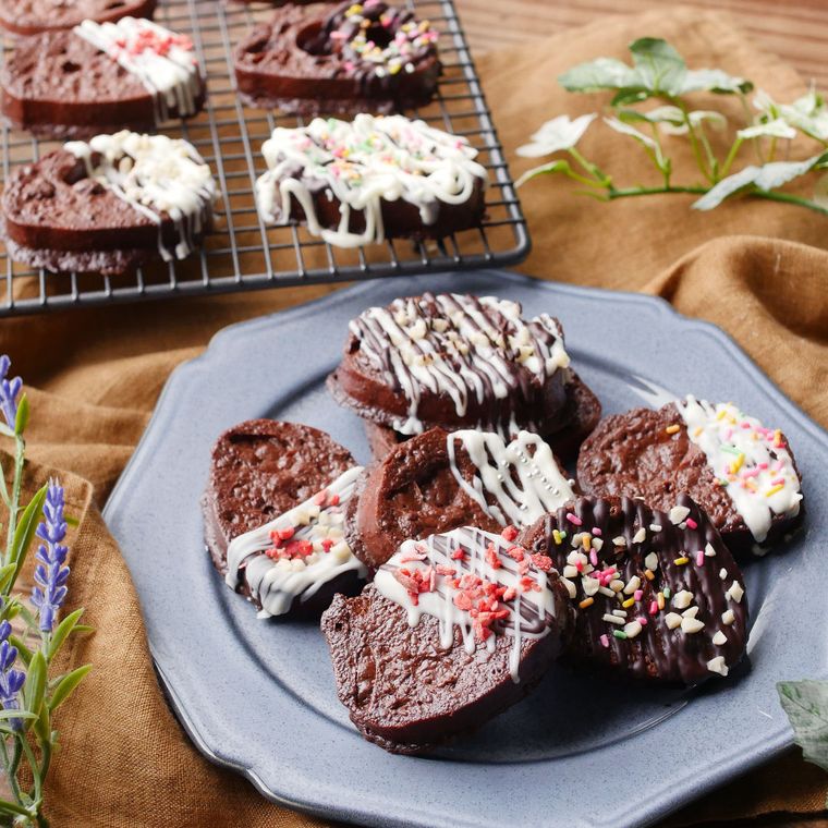 グレーのお皿に盛ったチョコレートをコーティングしたラスク