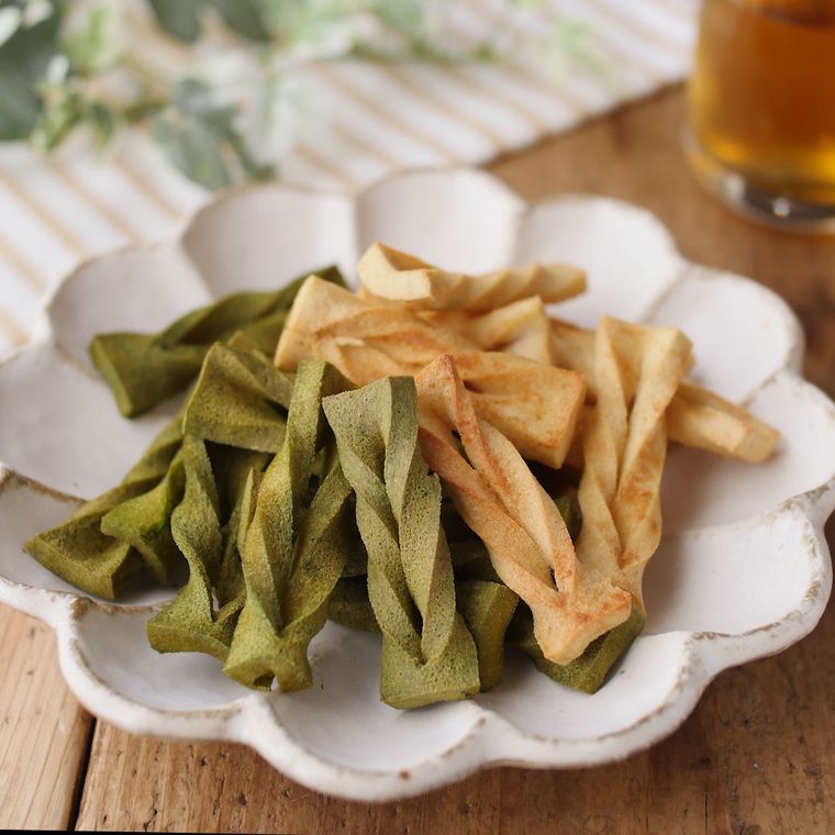 白い皿に盛った抹茶ときな粉の高野豆腐ラスク
