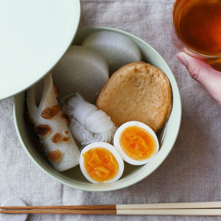 緑色の器に盛り付けられたおでん