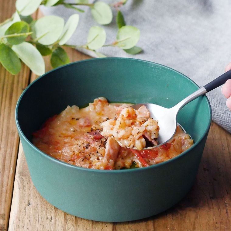 陶器に盛り付けた濃厚トマトクリームリゾット