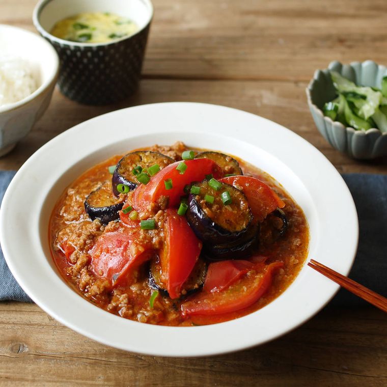 白いプレートに盛り付けた麻婆トマトなす