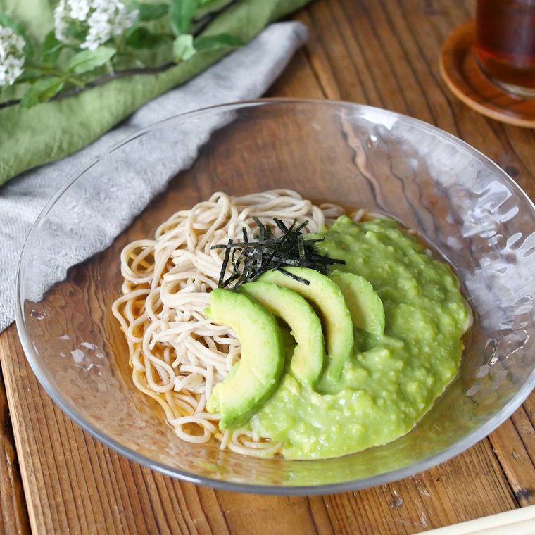 ガラスの器に盛り付けたアボカドわさびそば