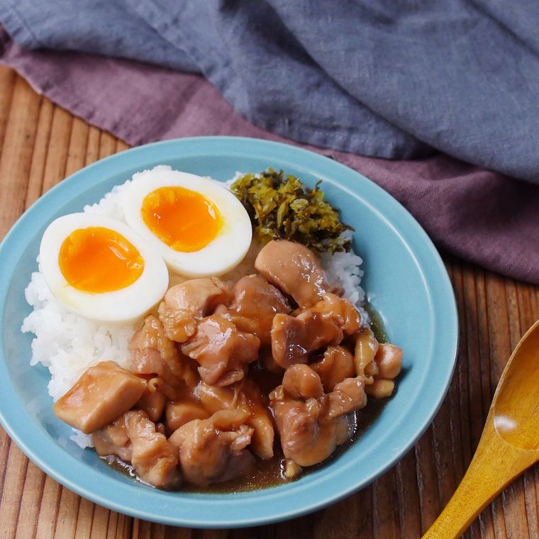 丸いプレートに盛り付けた鶏もも魯肉飯