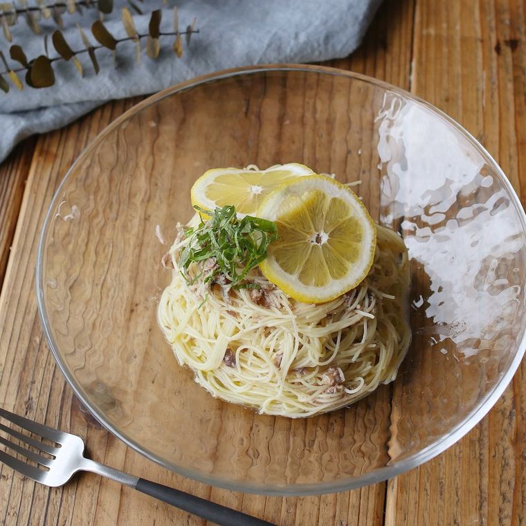 ガラスの皿に盛り付けられているレモンとさば缶のさっぱり冷製パスタ