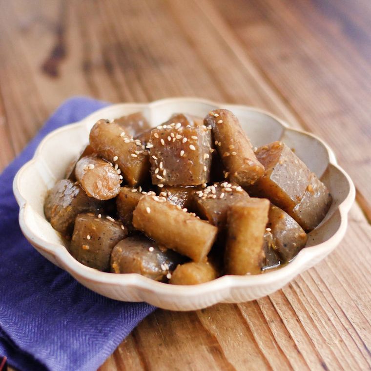 花型の皿に盛り付けられたごぼうとこんにゃくの味噌煮