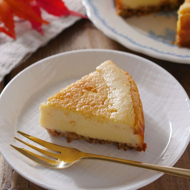 小皿に取り分けたメープル風味のチーズケーキ