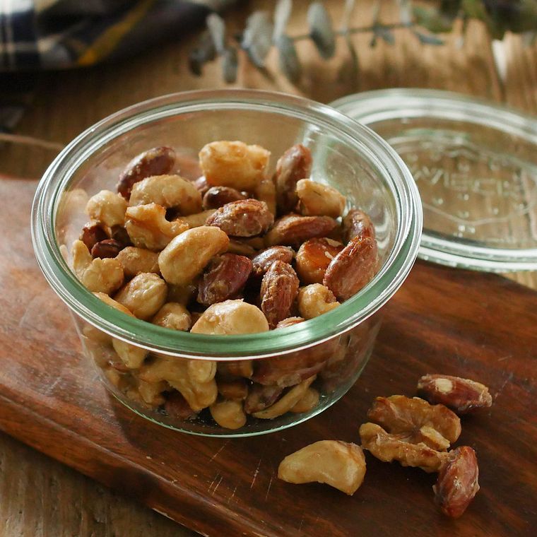 ガラス瓶に入った塩メープルナッツ