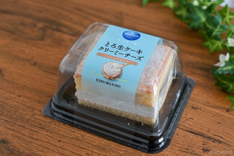 セブン-イレブン限定のとろ生ケーキ クリーミーチーズ 開封前斜めから