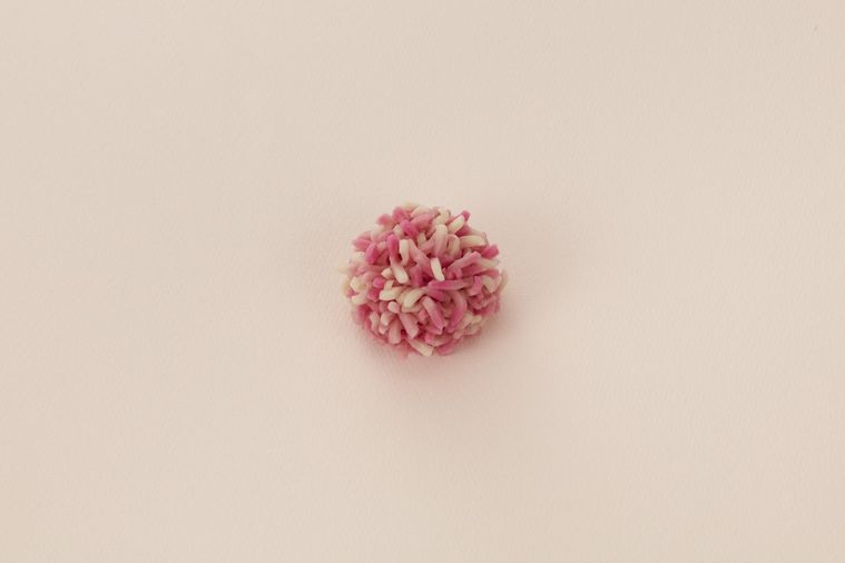 とらや×ピエール・エルメ・パリがコラボ!イスパハンの風味を生かした羊羹が新発売の画像