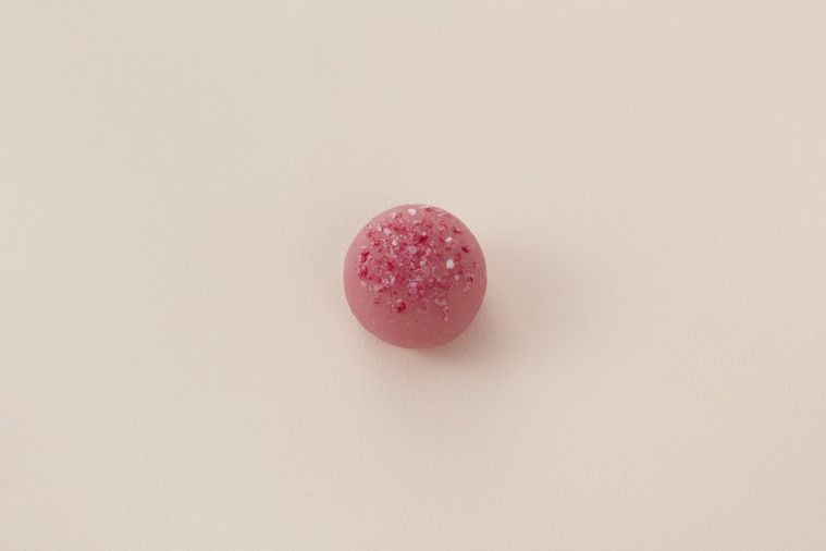 とらや×ピエール・エルメ・パリがコラボ!イスパハンの風味を生かした羊羹が新発売の画像
