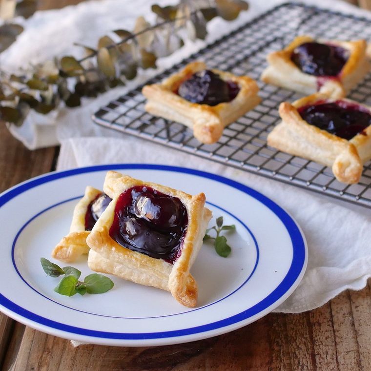 皿と焼き網の上にあるひとくちチェリーパイ
