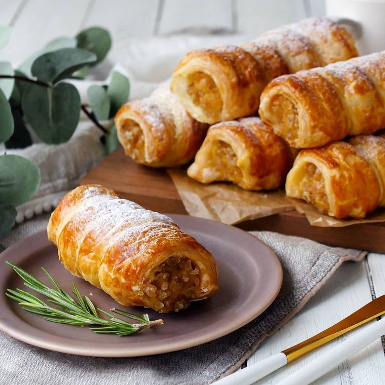 カッティングボードと皿の上にあるマロンコロネ