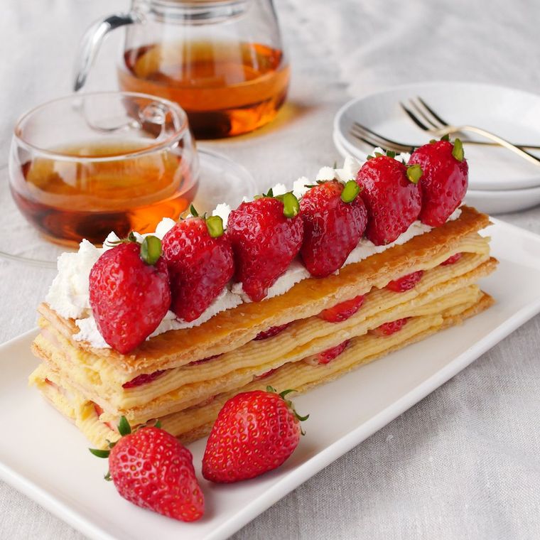 皿に盛られたいちごのミルフィーユ