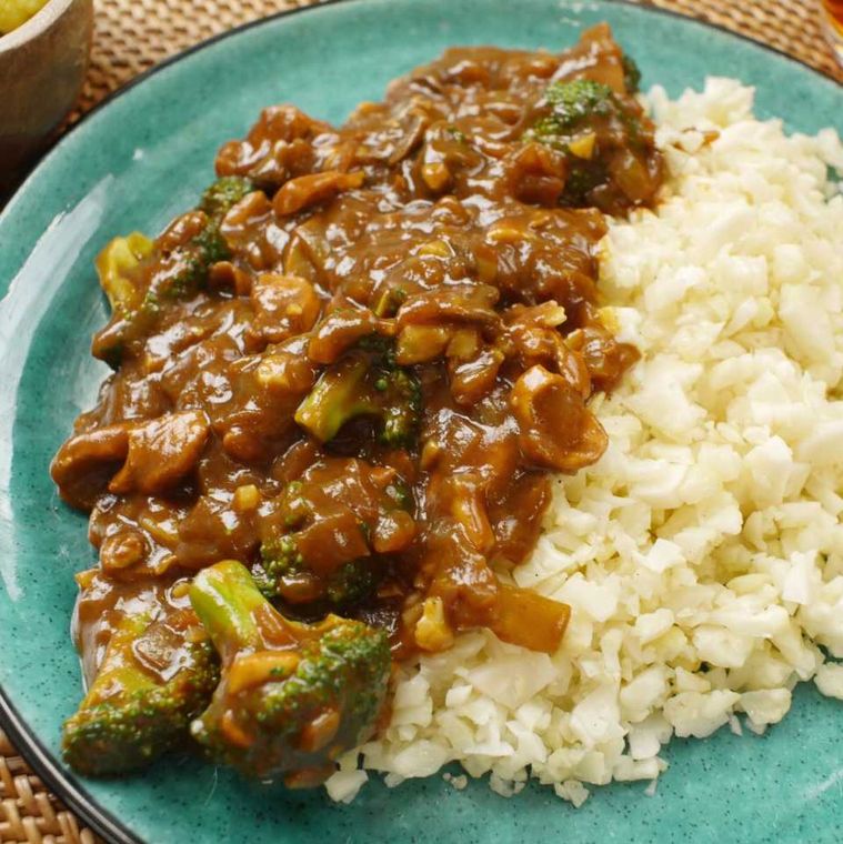 緑色の皿に盛り付けられたカリフラワーとカレー