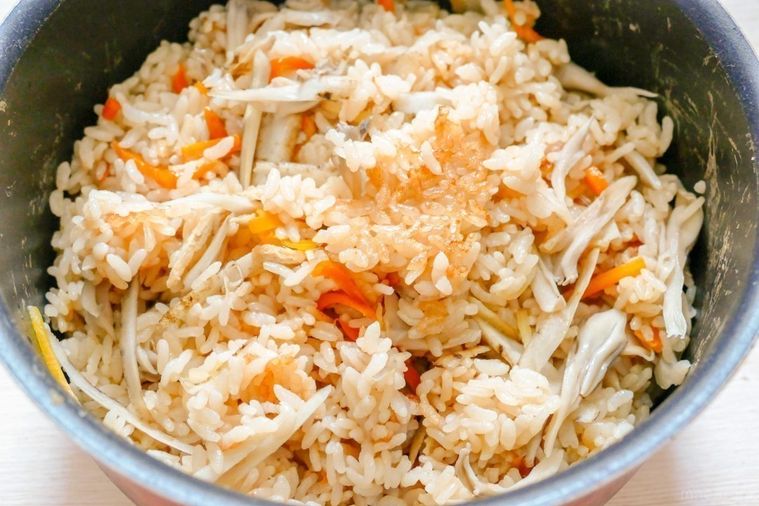 炊き込みご飯が入っている鍋