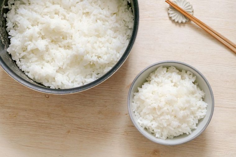 ご飯が入っている鍋とお茶碗が並ぶテーブル