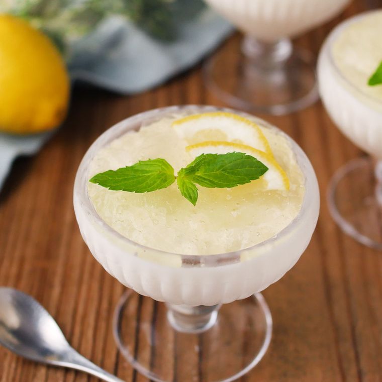 ガラスの器に盛り付けたはちみつレモンムース