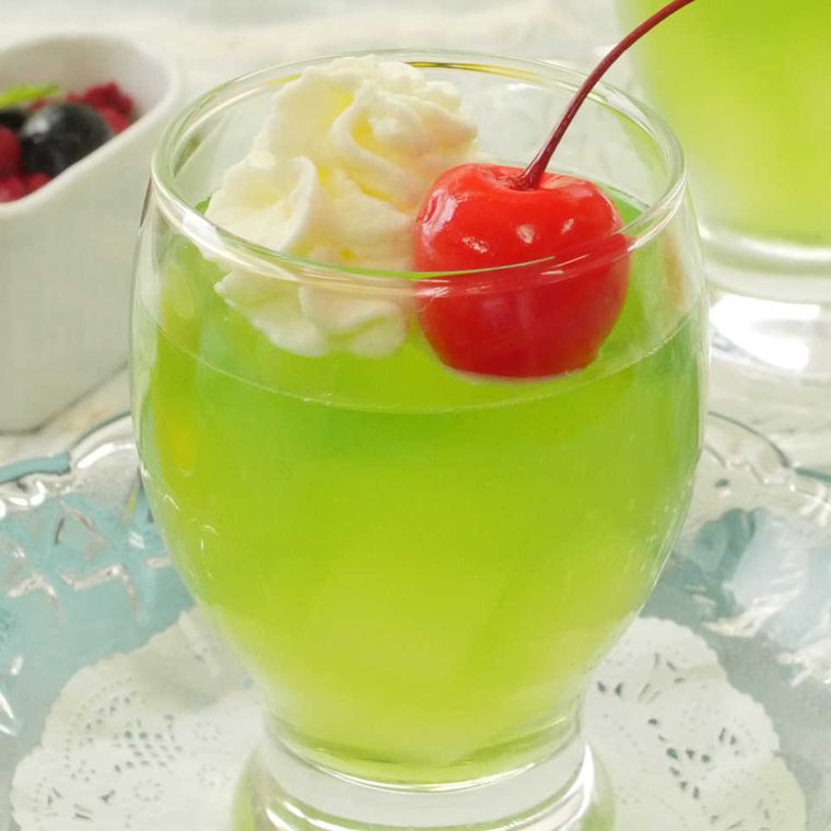 ガラスの器に盛り付けたクリームソーダゼリー