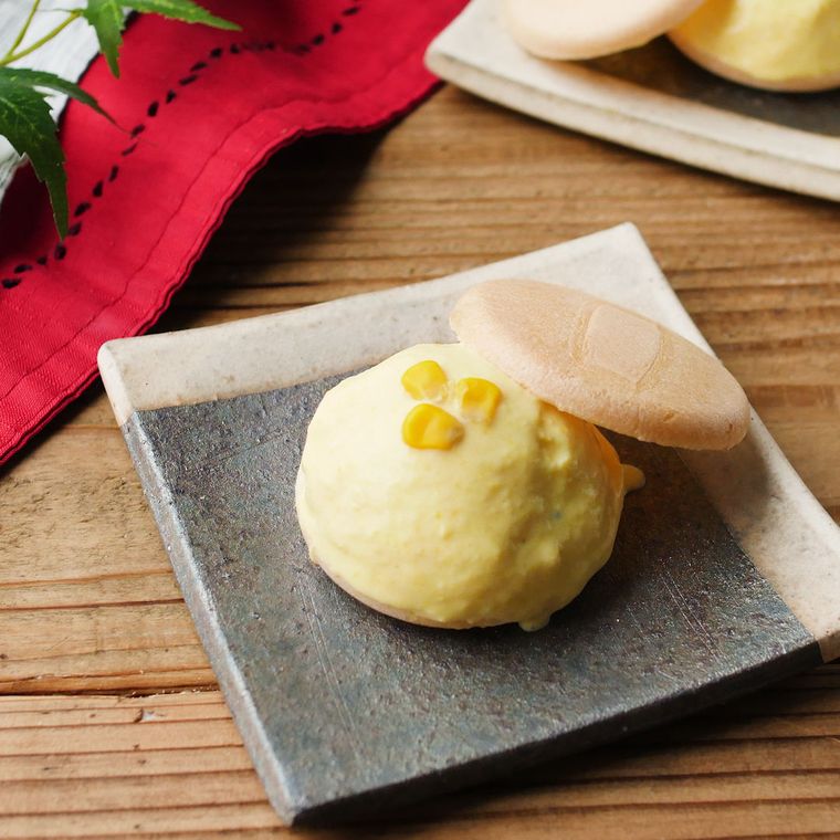 角皿に盛り付けたとうもろこしアイスクリーム