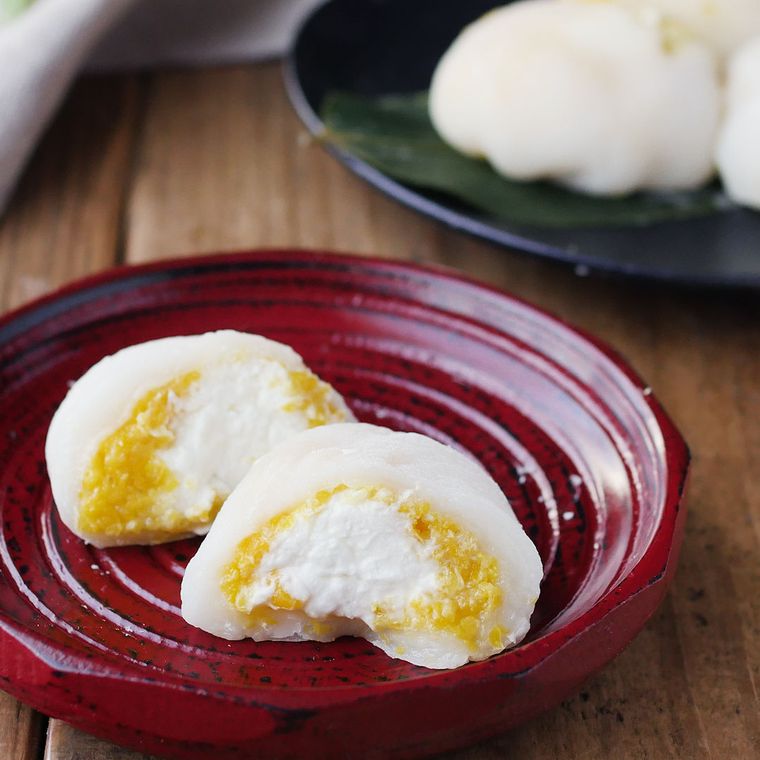 丸皿に盛り付けたもろこしクリーム大福