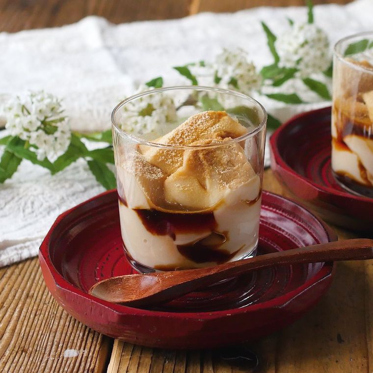 ガラスの器に盛り付けた黒みつきな粉の牛乳プリン