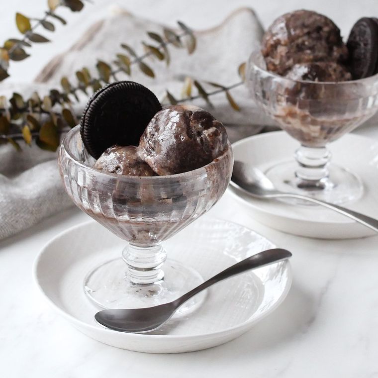 ガラスの器に盛り付けたクッキークリームアイス