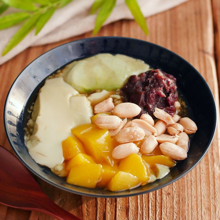 丸い器に盛り付けた抹茶豆花