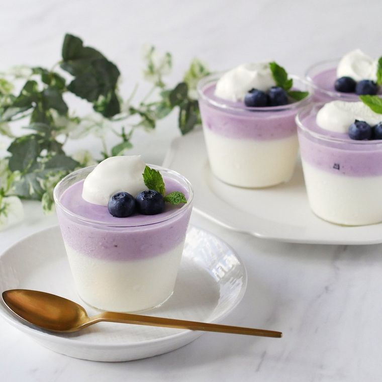 ガラスの器に盛り付けたブルーベリーヨーグルトムース