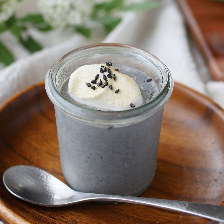 ガラスの器に盛り付けた豆乳黒ごまプリン