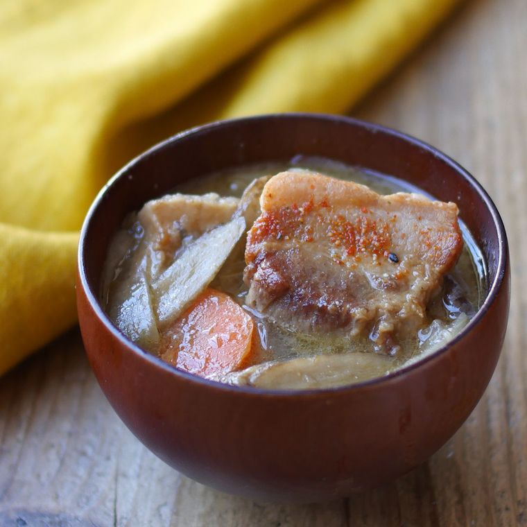 お椀に盛られた具沢山豚汁