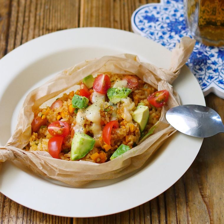 白い皿に盛りつけられたカレー風味の包みメキシカンピラフ