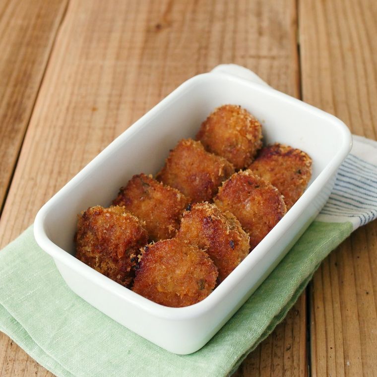 白い保存容器に入っている豚こま肉と大葉のひとくちカツ