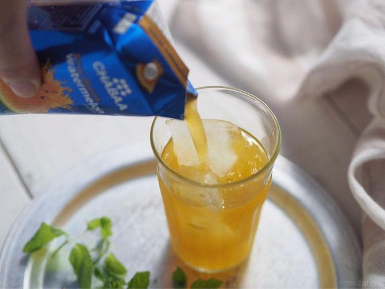 見た目はオレンジジュースだけど…?チャバの新作スイカジュースを飲んでみた!の画像