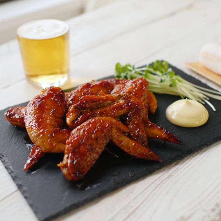 黒い皿に盛られたケチャポン手羽先