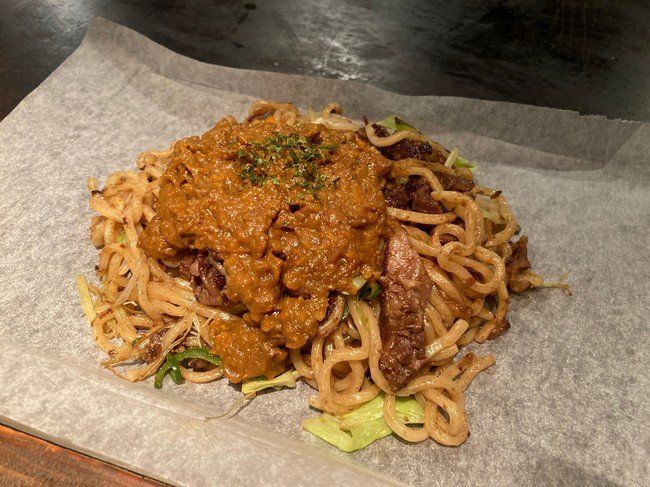打倒カレーうどん!? 牛すじカレー焼きそば専門店「やいやい」が原宿に開店の画像
