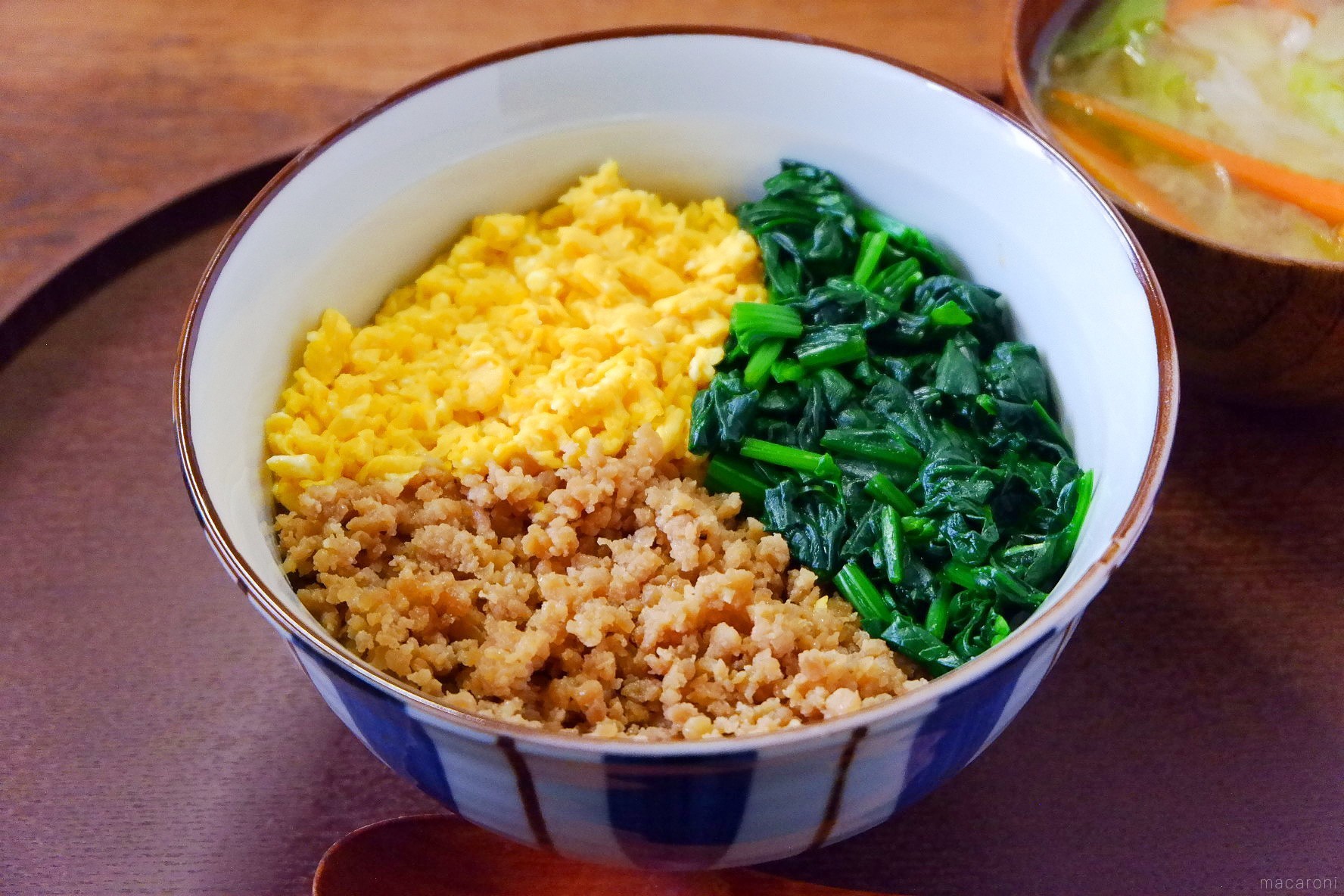 基本の三色丼レシピとおいしく作るコツ。アレンジ4選も必見！