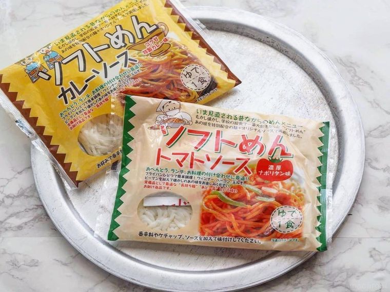 ソフト麺トマトソースとカレーソースのパッケージ