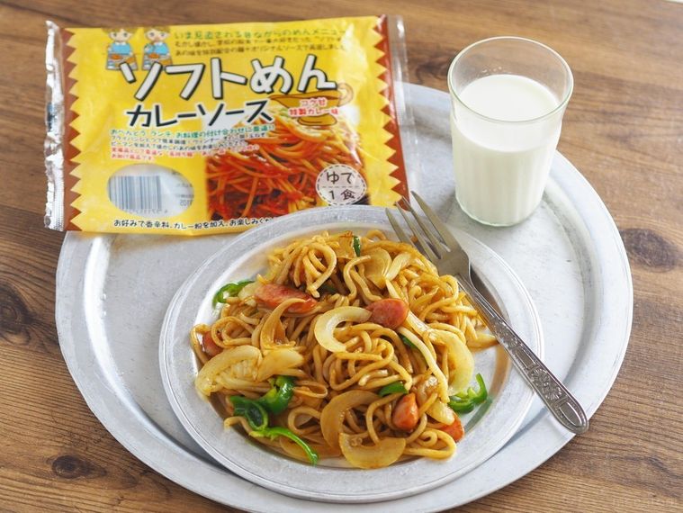 コク甘特製カレー味ソフトめんがのったお盆