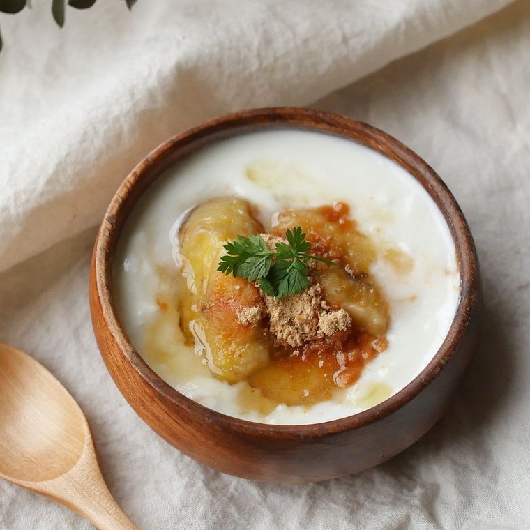 木製ボウルに入ったきなことバナナのホットヨーグルト