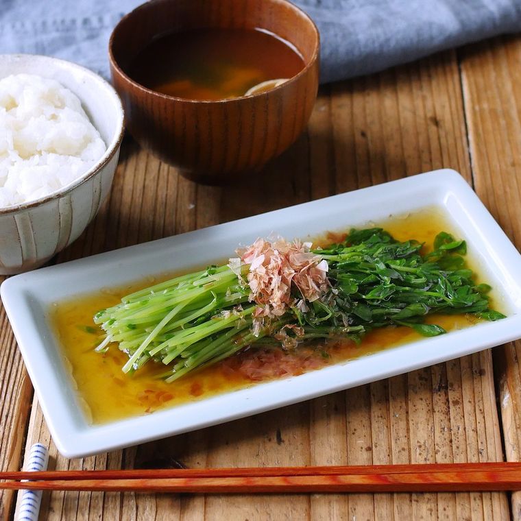 長方形の角皿に豆苗のおひたしがのっている