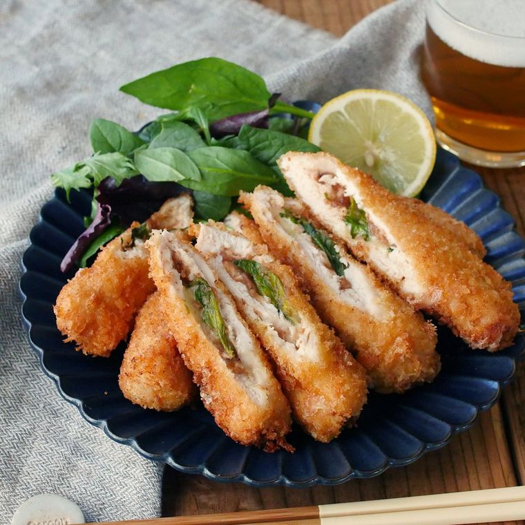 皿にささみの梅肉カツがのっている